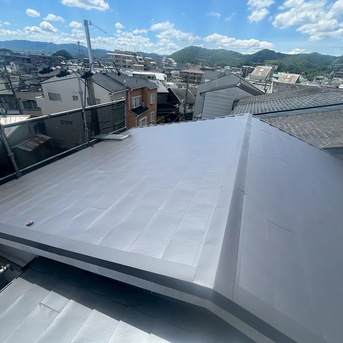 京都市北区で、私たちは大屋根の改修工事を無事に完了しました！...