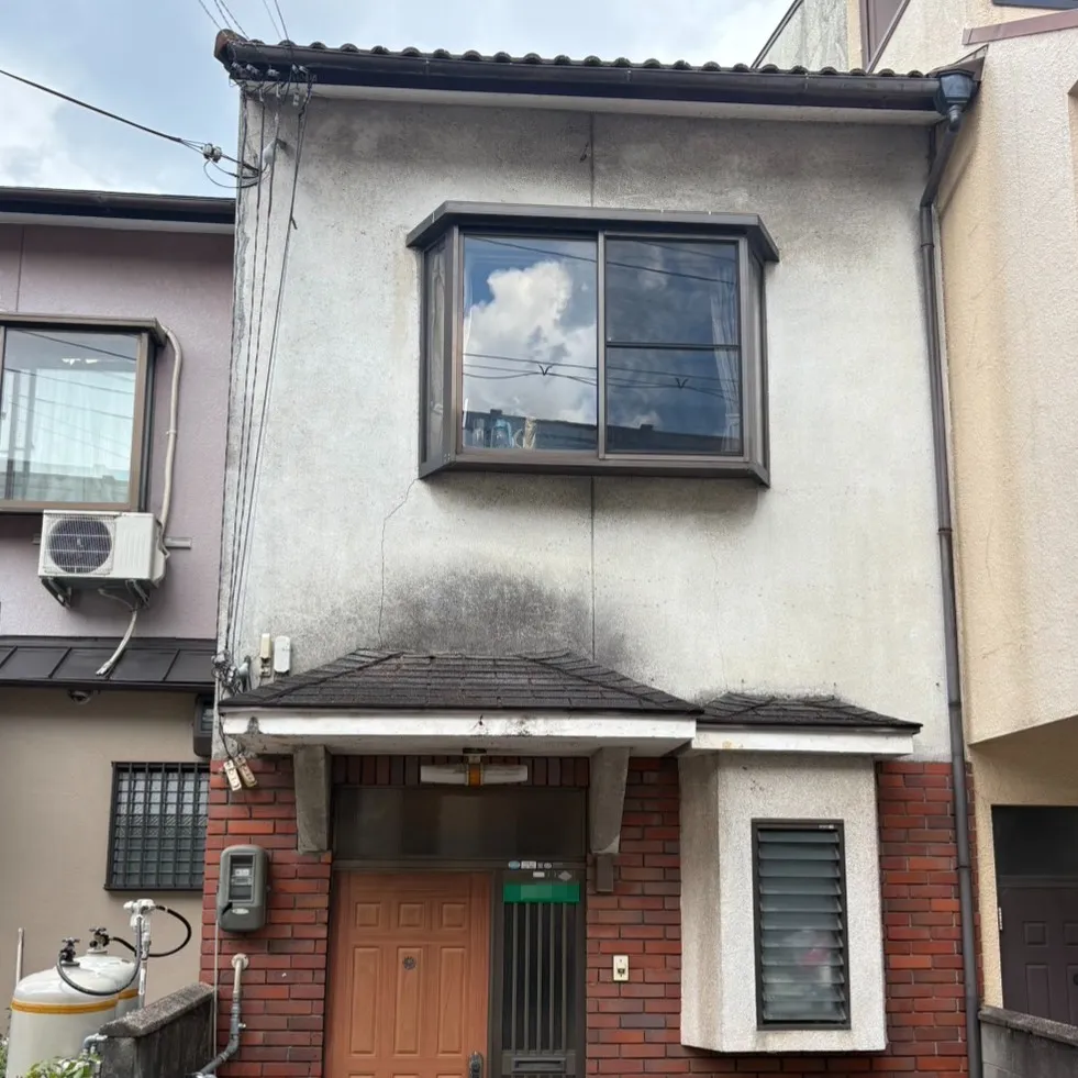 京都市山科区でツタの撤去作業を行わせていただきました。