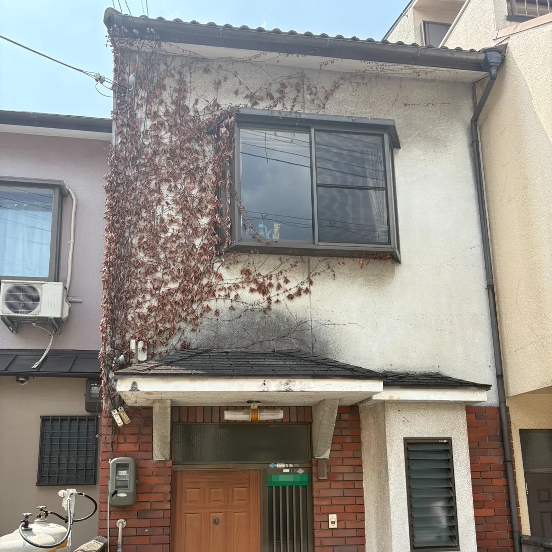 京都市山科区でツタの撤去作業を行わせていただきました。