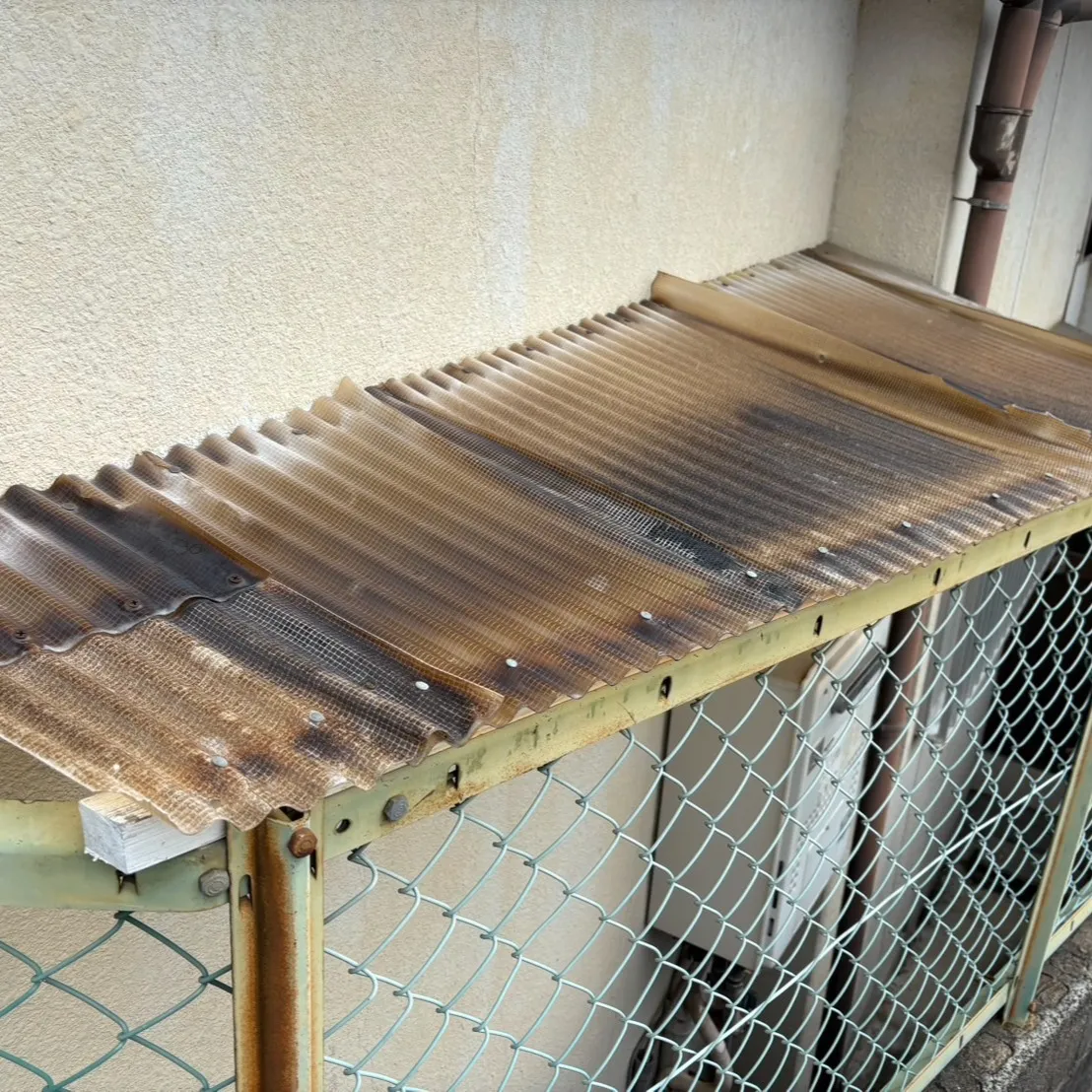 京都市山科区にて、波板の交換作業を行いました。
