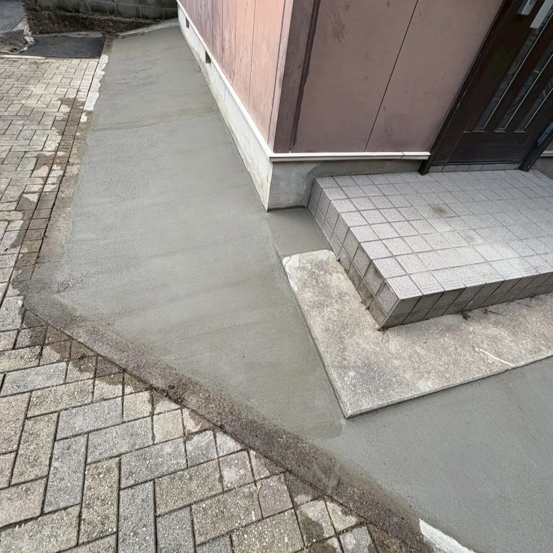京都市北区で、長年にわたって増えてしまった生木や雑草によって...