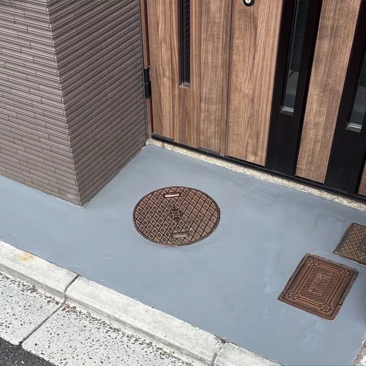 京都市北区で犬走りの防塵塗装工事を担当しました。