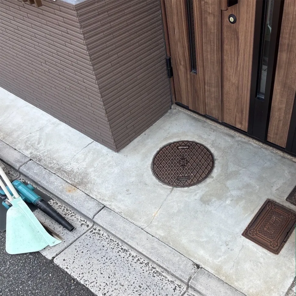 京都市北区で犬走りの防塵塗装工事を担当しました。