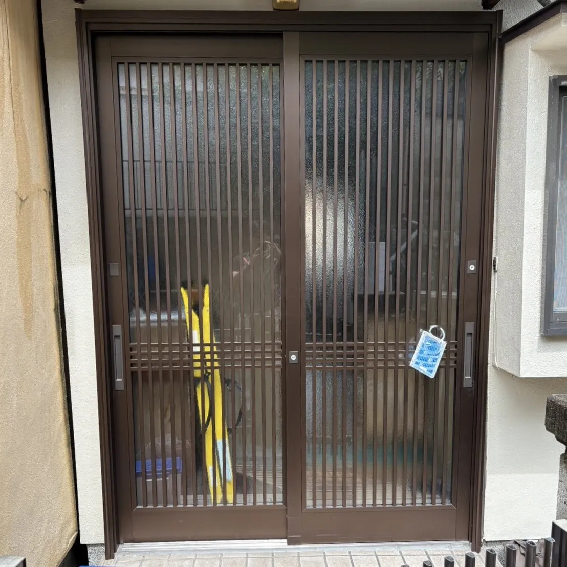 京都市伏見区にて、玄関扉の交換工事を承りました。