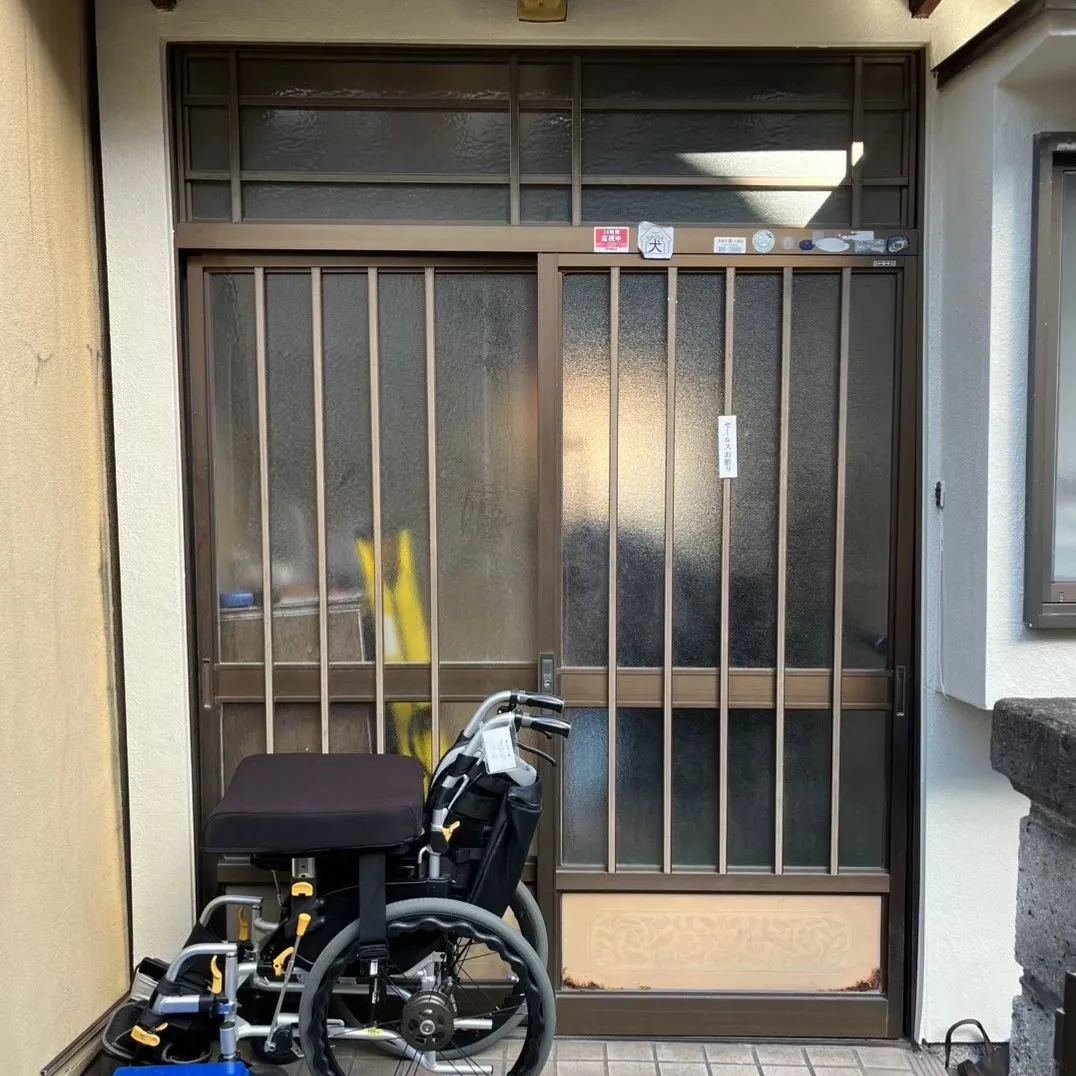 京都市伏見区にて、玄関扉の交換工事を承りました。