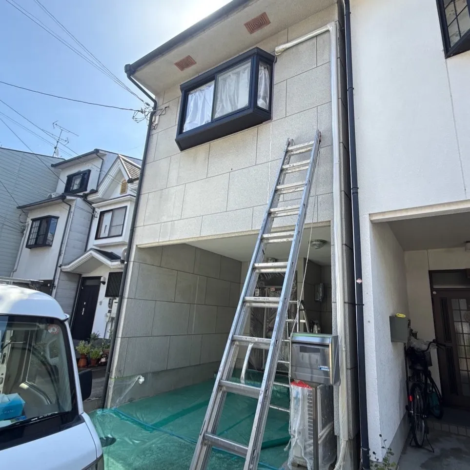 今回は、経年劣化によるひび割れや雨染みで悩まれていたお客様の...
