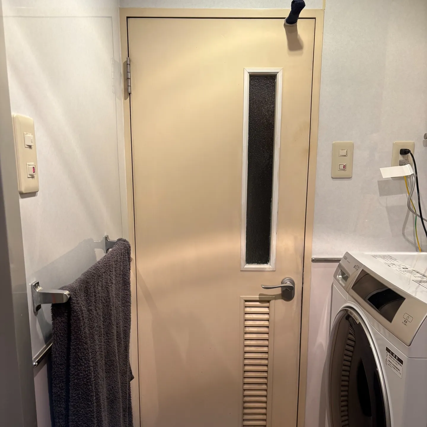 京都市南区の住宅で、トイレ建具の交換工事を担当させていただき...