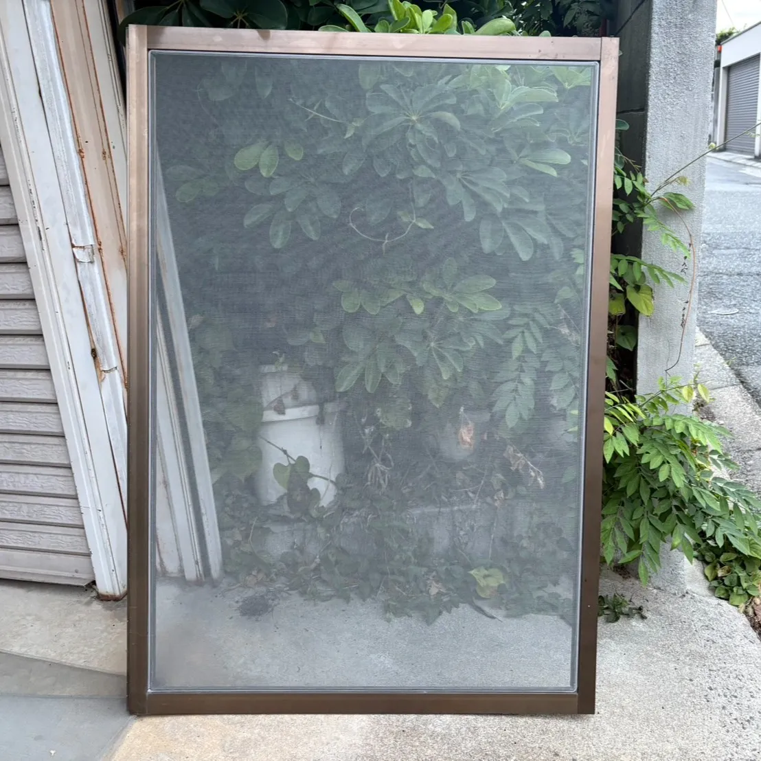 本日は、お客様の網戸の張り替えを承りました。