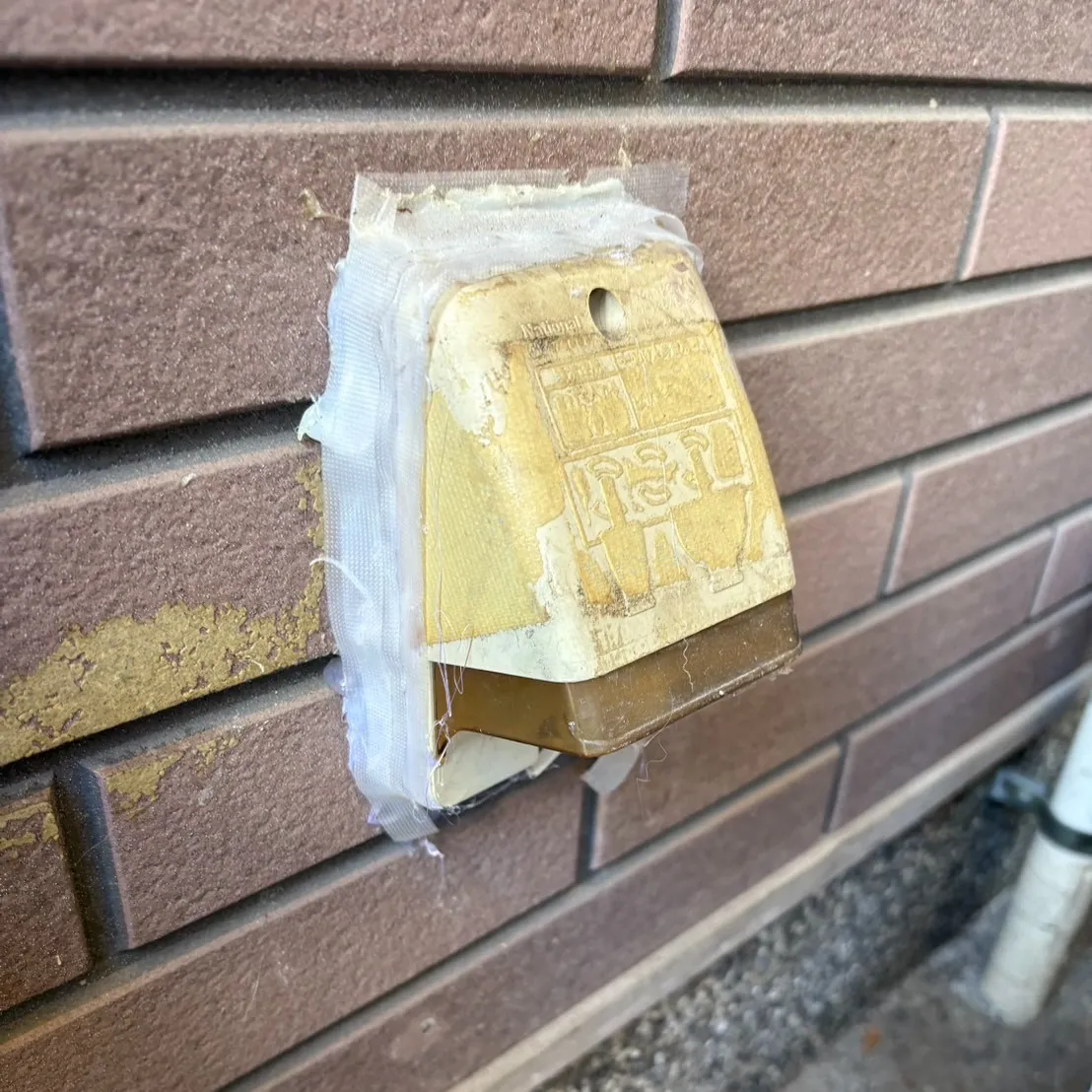 本日は、屋外コンセントの交換工事を行いました。