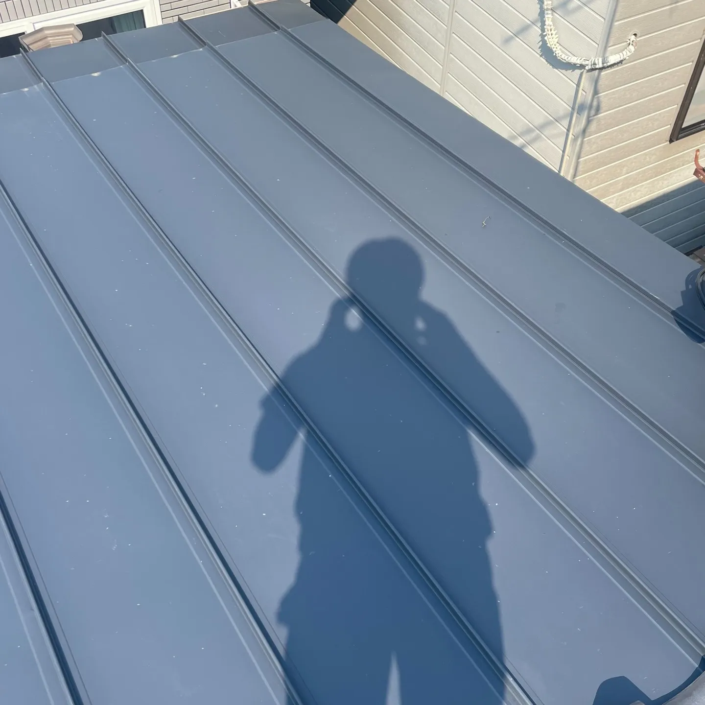 大津市でのトタン屋根のカバー工事の施工実績についてご紹介いた...