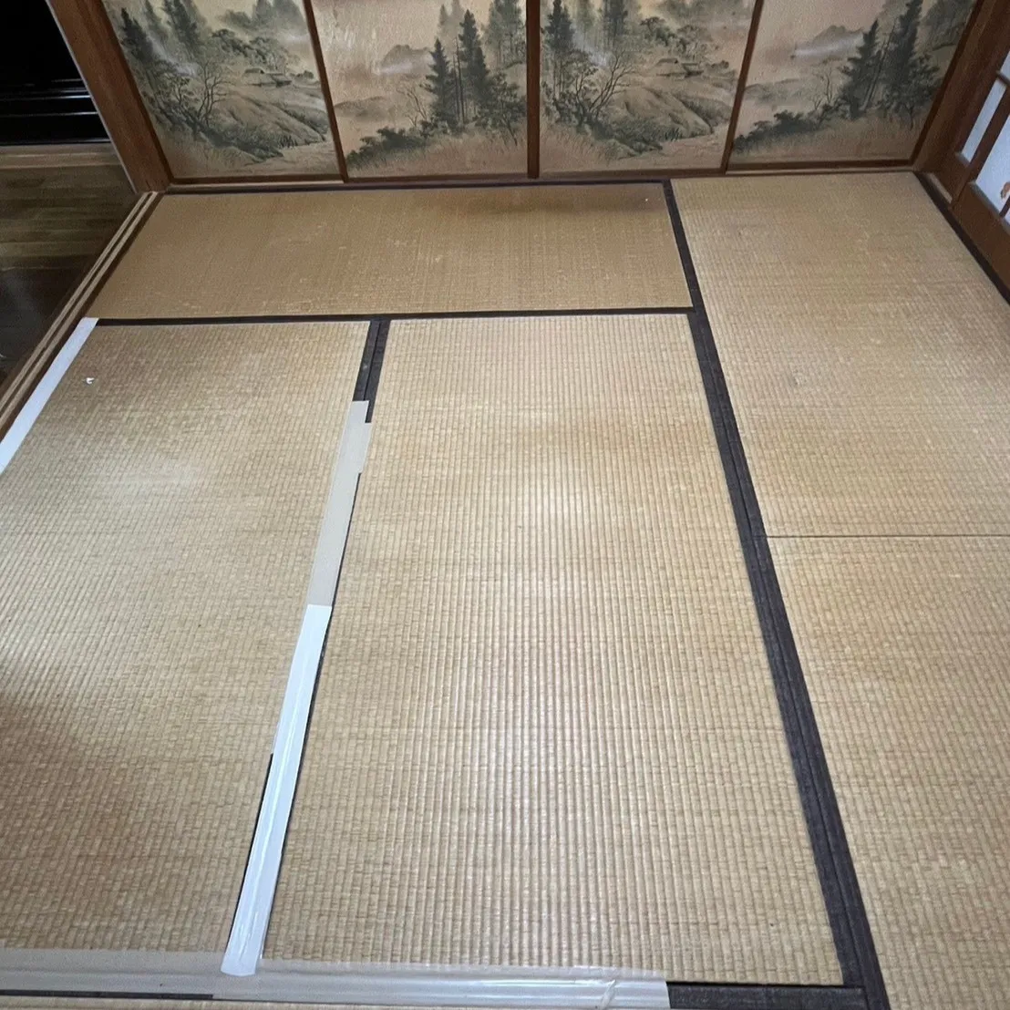この度、京都市伏見区にて、リビングと和室の床フローリング工事...