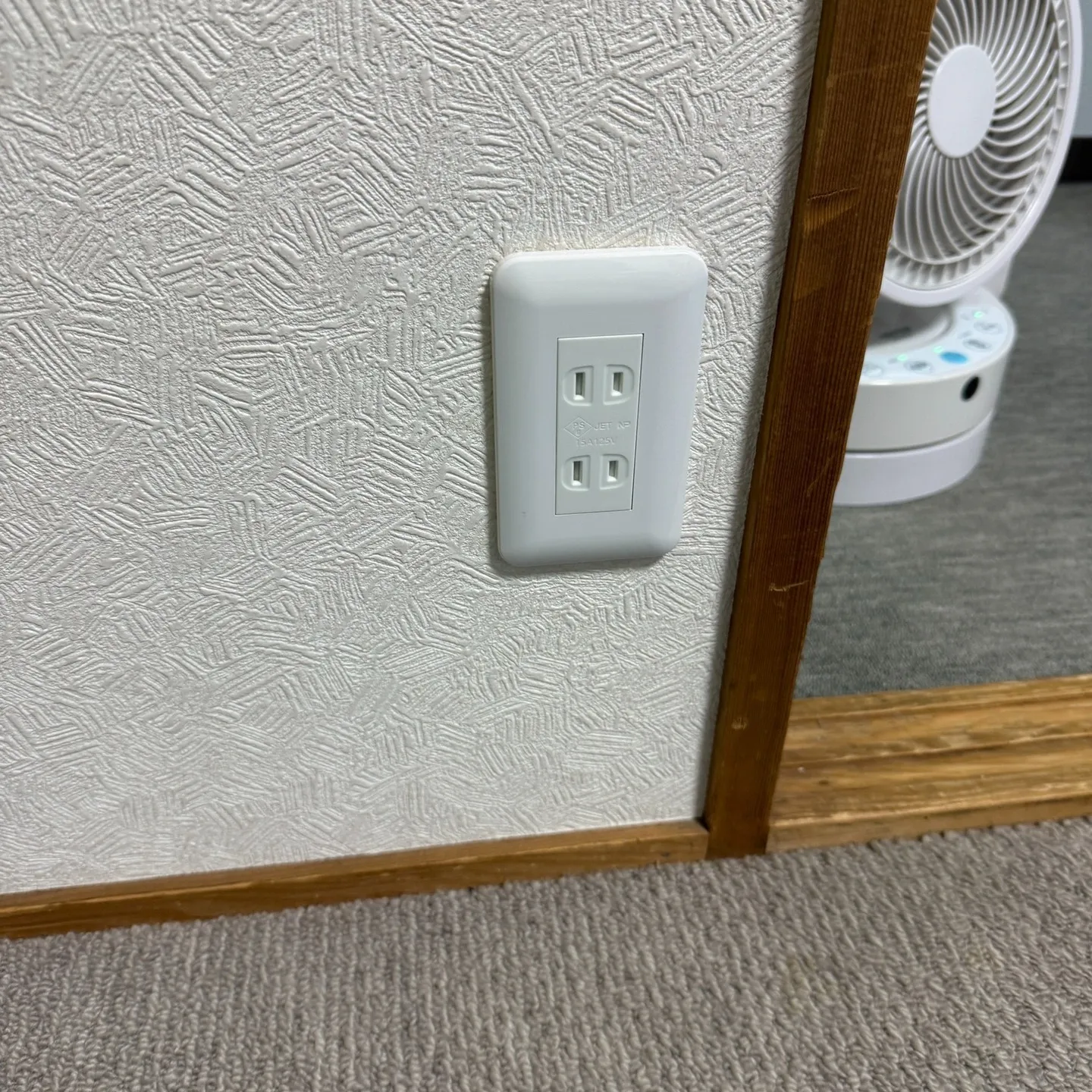 京都市南区にて、壁コンセントの交換作業を行いました。