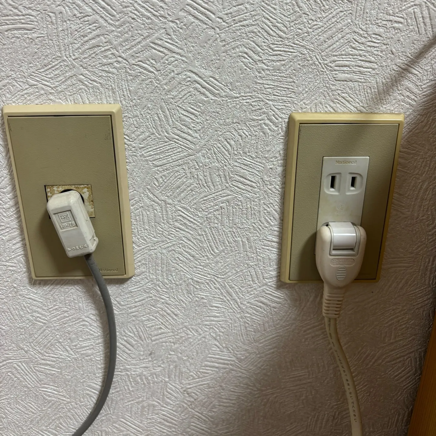 京都市南区にて、壁コンセントの交換作業を行いました。