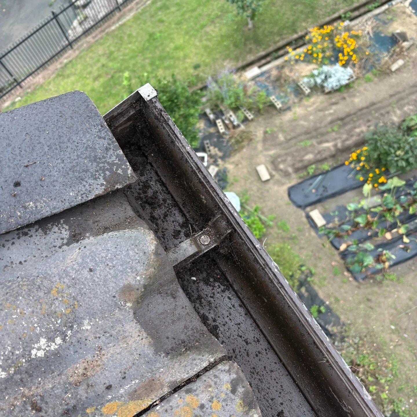 最近、あるお客様のお宅で雨樋の清掃作業をさせていただきました...