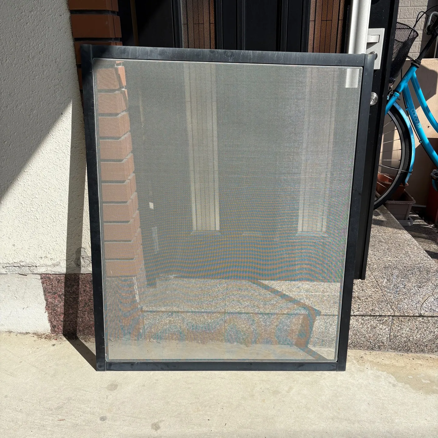 先日、お客様からご依頼いただいた網戸の張り替え作業を行いまし...