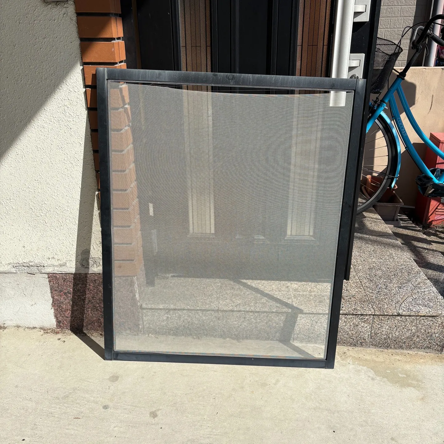 先日、お客様からご依頼いただいた網戸の張り替え作業を行いまし...