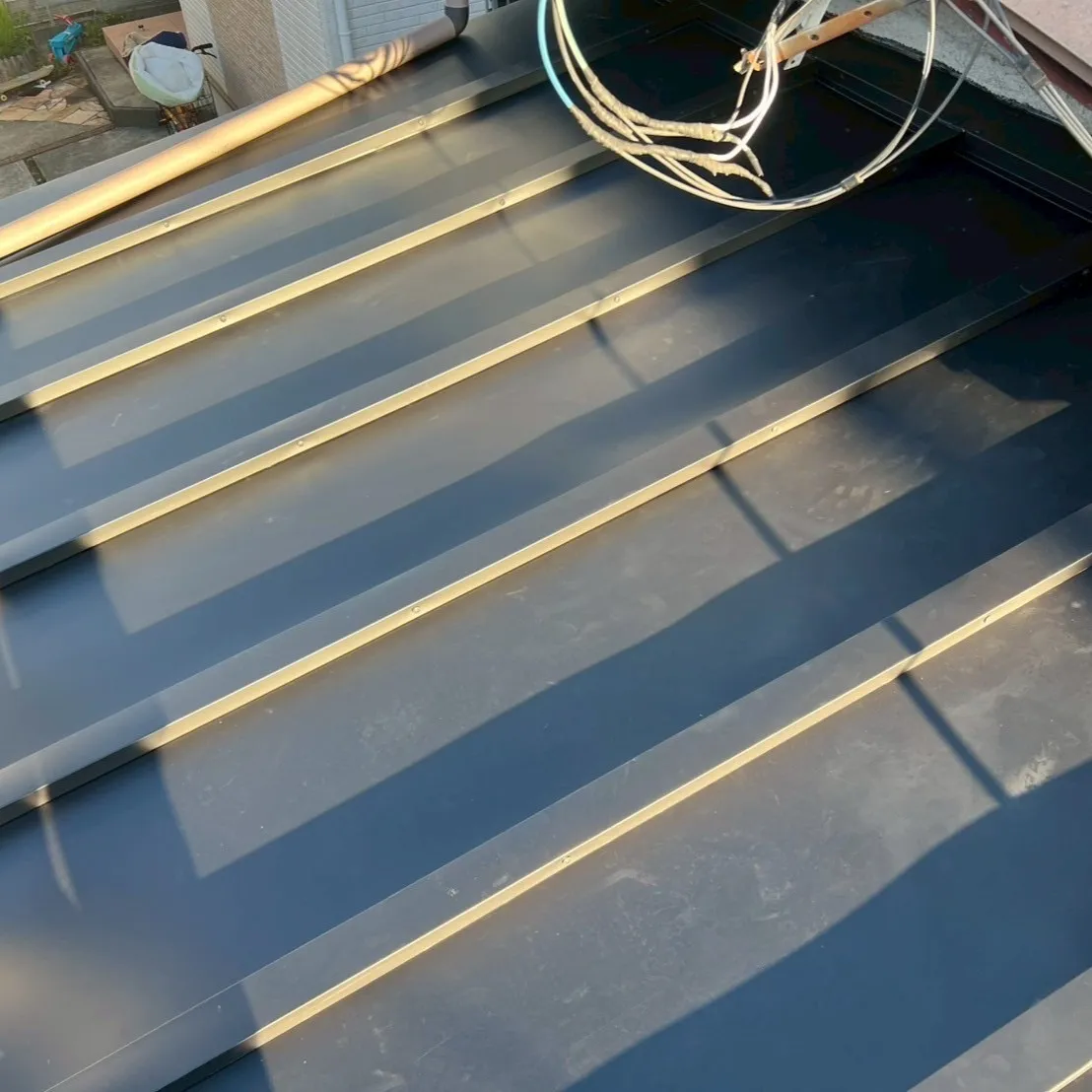 瓦棒のカバー工事を担当いたしました。