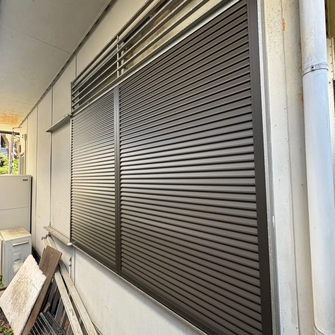 この度、雨戸の交換工事を承りました。