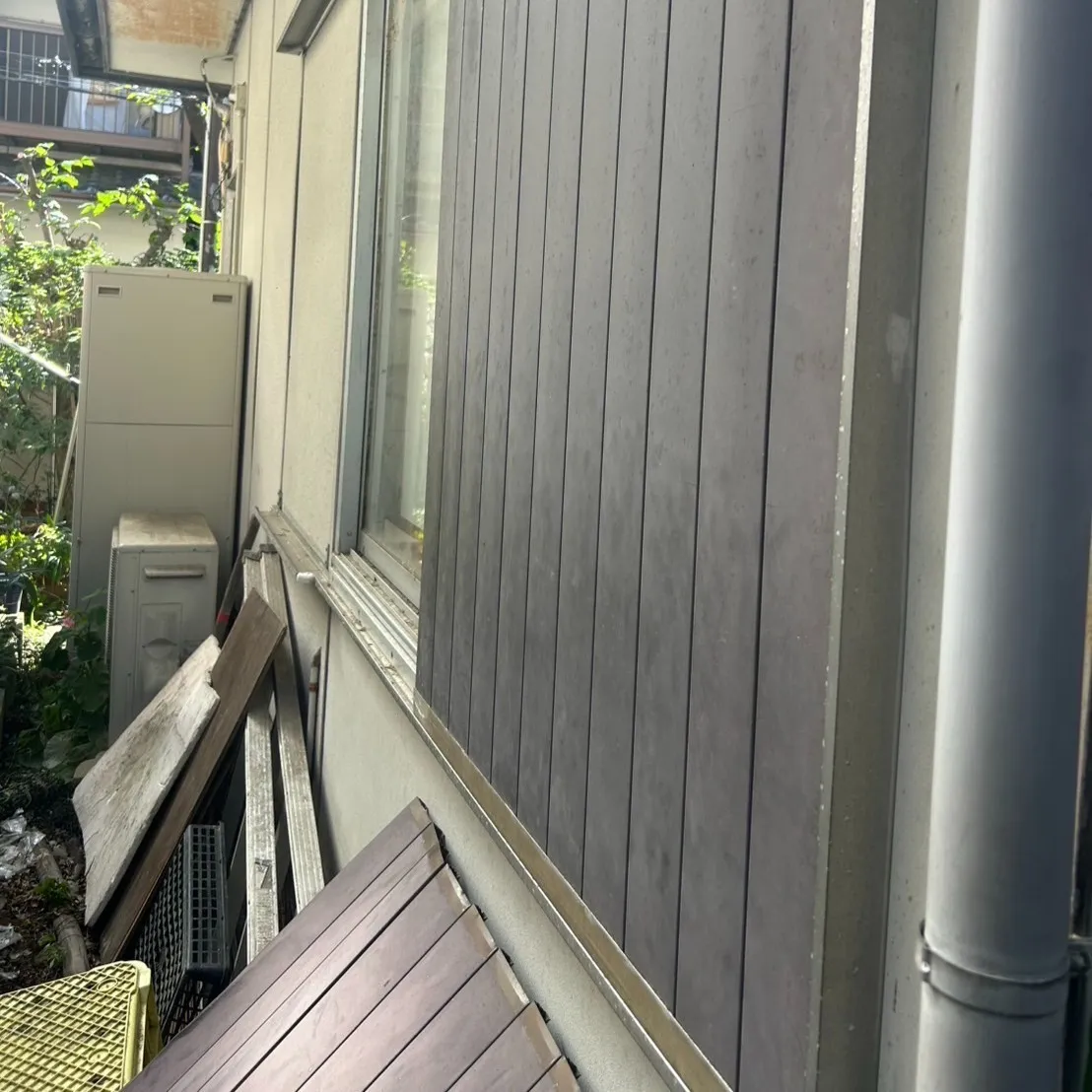 この度、雨戸の交換工事を承りました。