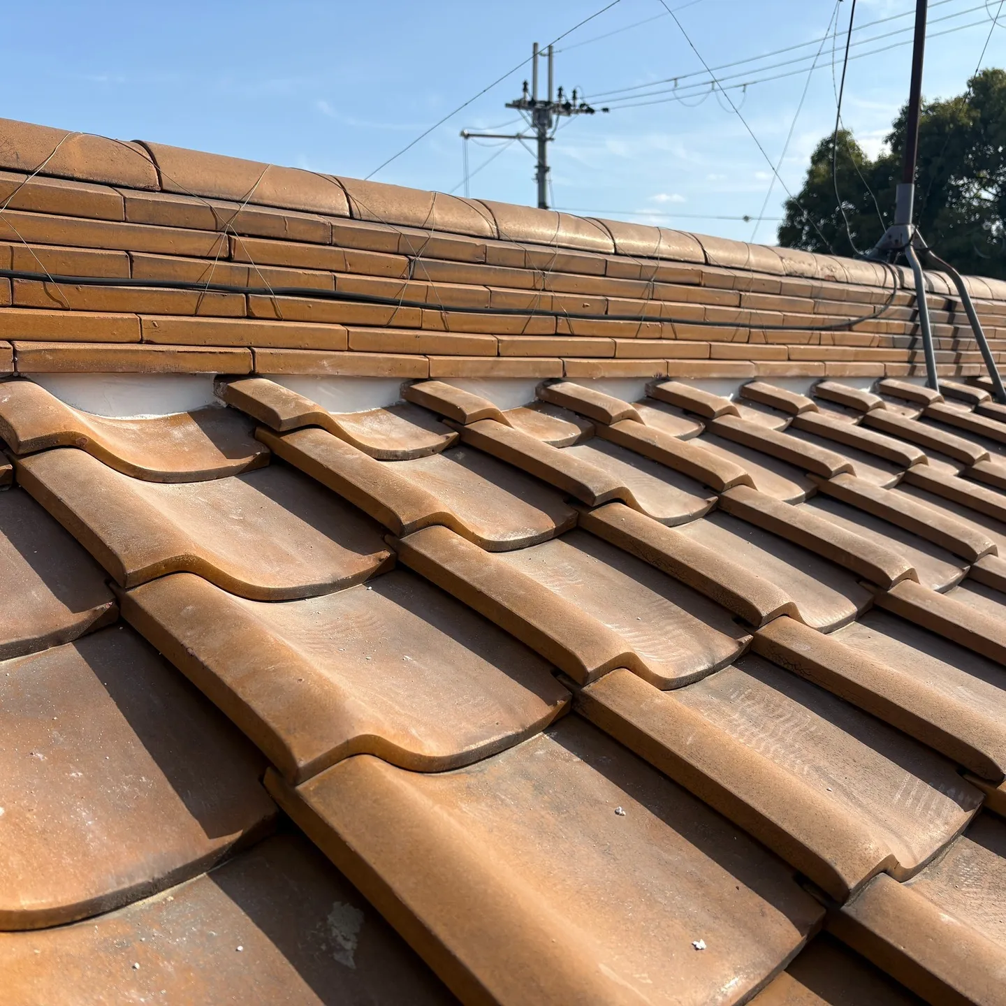 瓦屋根の漆喰工事を行わせていただきました。