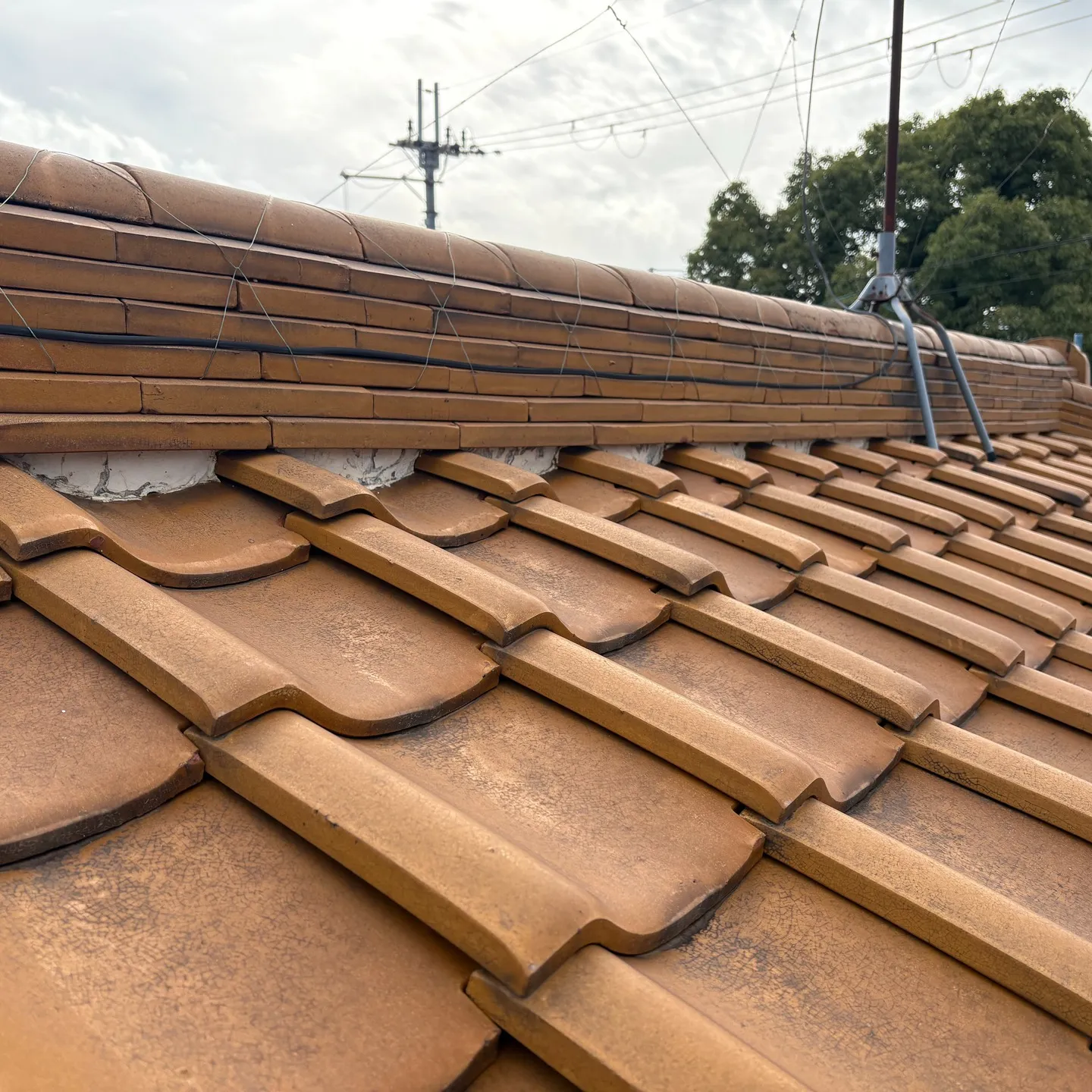 瓦屋根の漆喰工事を行わせていただきました。