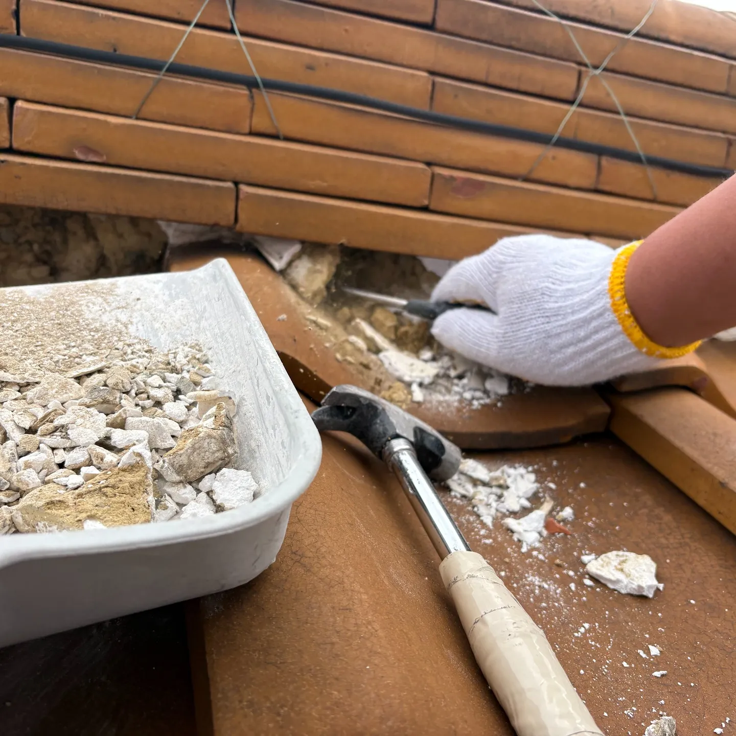 瓦屋根の漆喰工事を行わせていただきました。