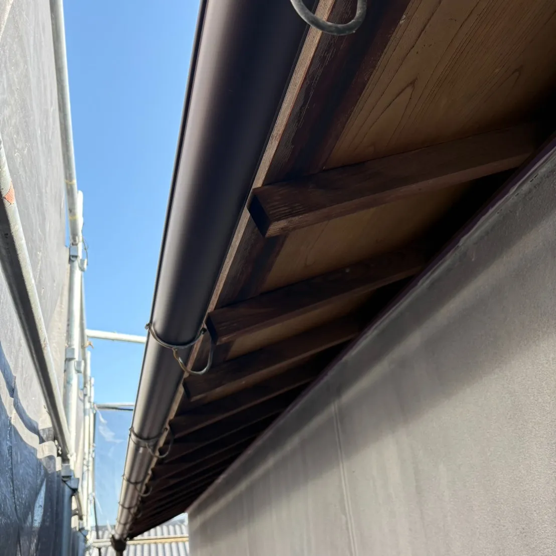 今回、雨樋の交換工事を担当させていただきました。