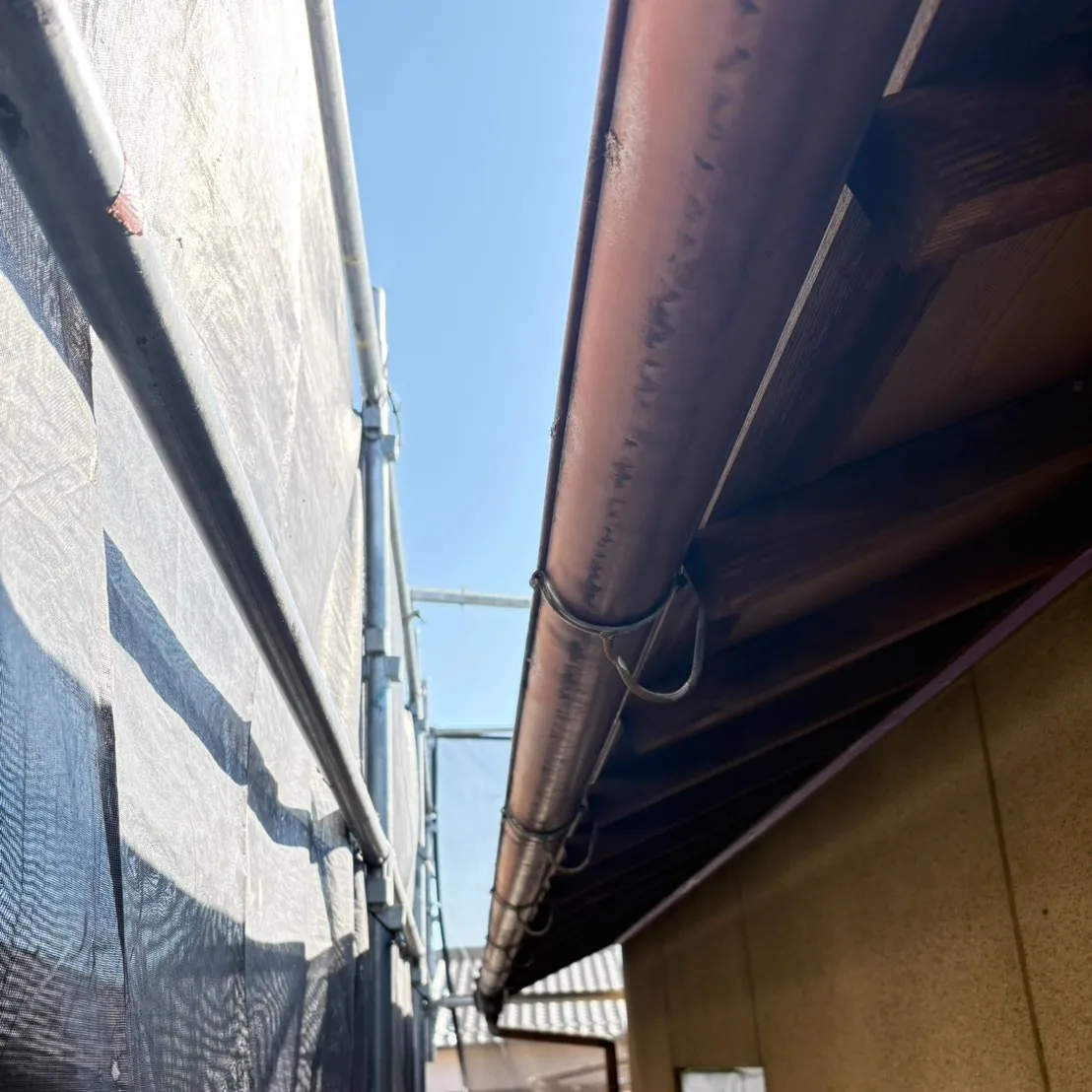 今回、雨樋の交換工事を担当させていただきました。