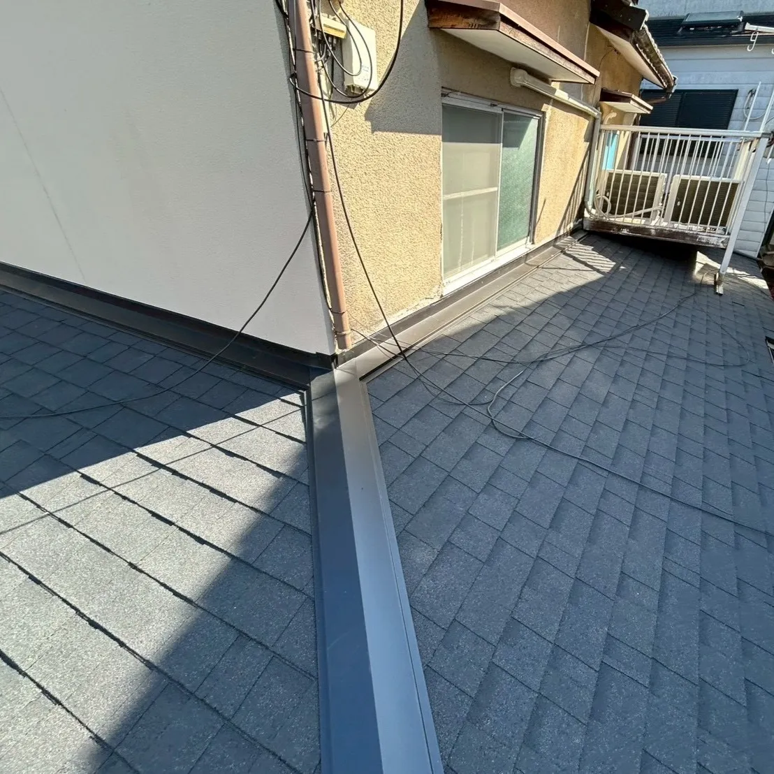 先日、スレート屋根のカバー工事を承りました。