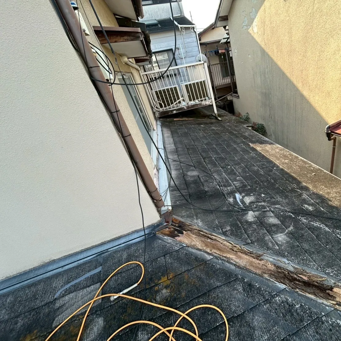 先日、スレート屋根のカバー工事を承りました。