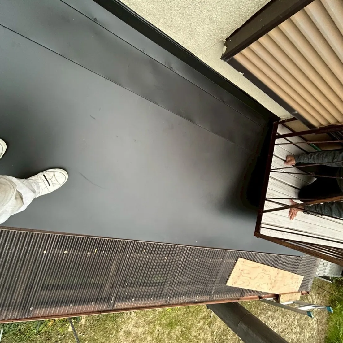 先日、トタン屋根の雨漏り修理を担当させていただきました。