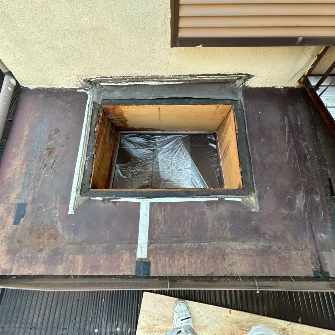 先日、トタン屋根の雨漏り修理を担当させていただきました。