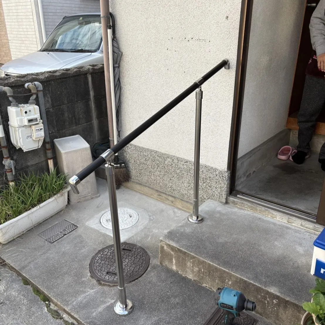 この度、屋外用手すりの設置工事を承りました。
