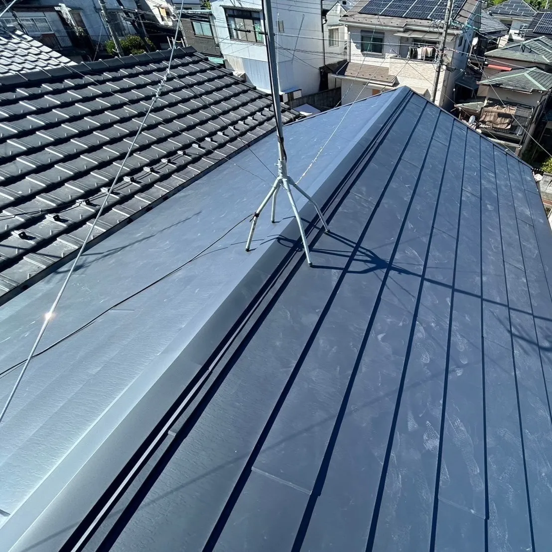 屋根の葺き替え工事を施工させていただきました。