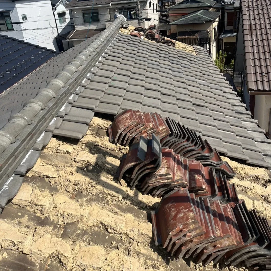 屋根の葺き替え工事を施工させていただきました。