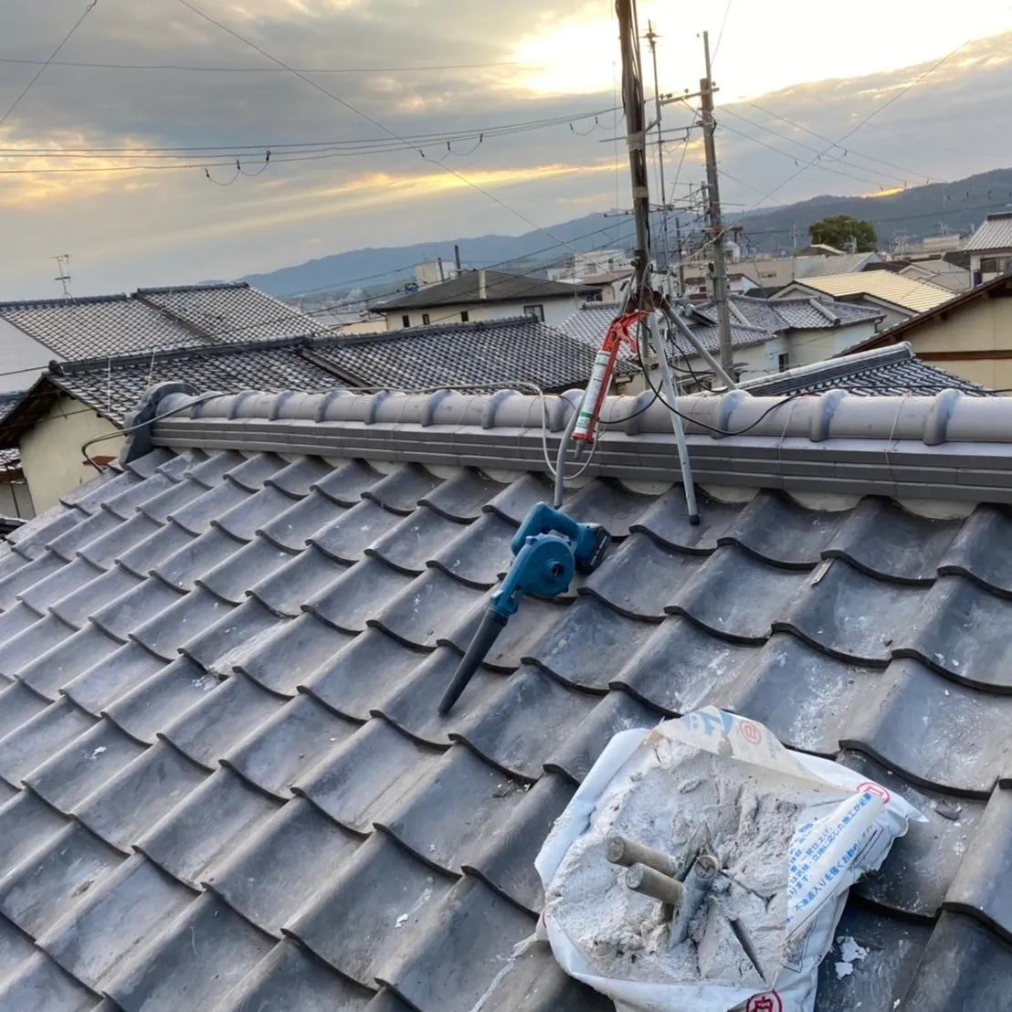 屋根修理の際に、雨漏りが発生している家屋で棟瓦の積み替え工事...