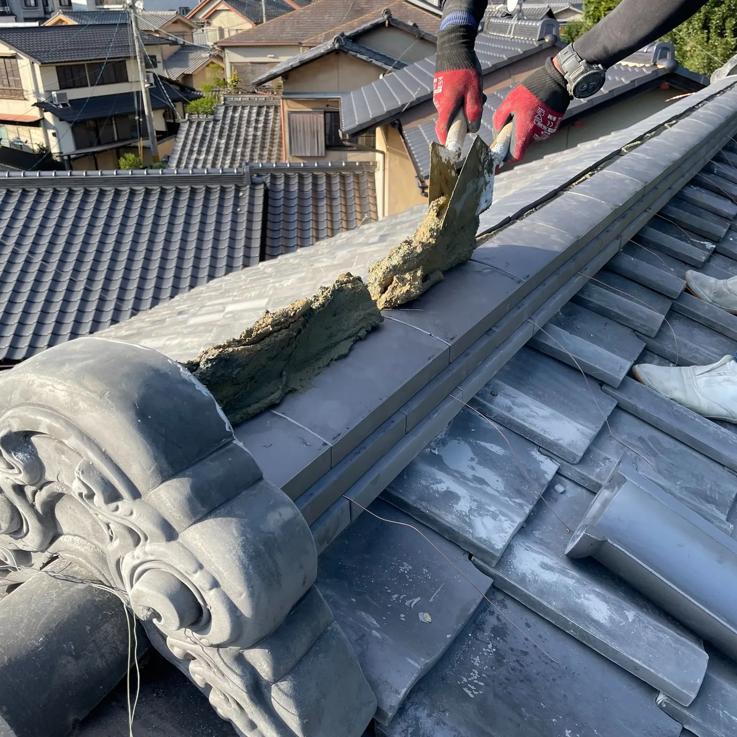 屋根修理の際に、雨漏りが発生している家屋で棟瓦の積み替え工事...