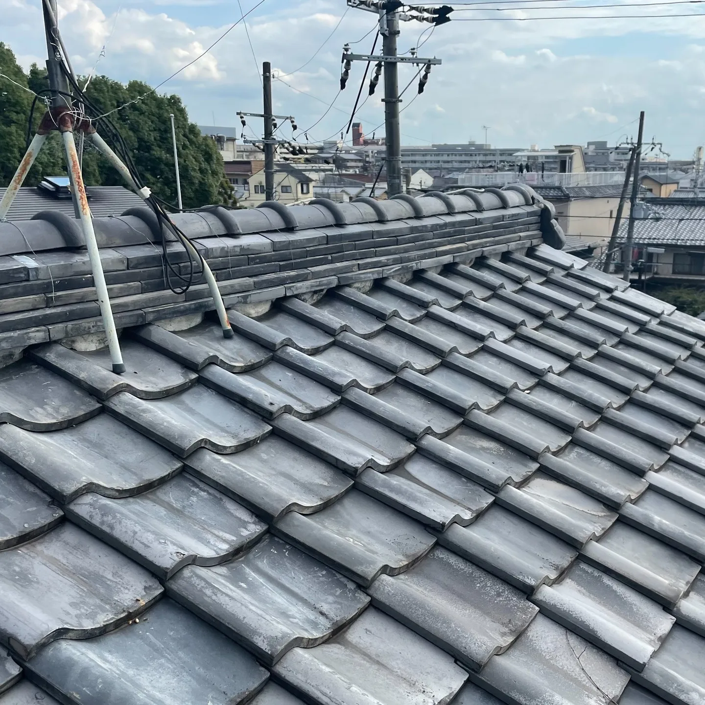 屋根修理の際に、雨漏りが発生している家屋で棟瓦の積み替え工事...