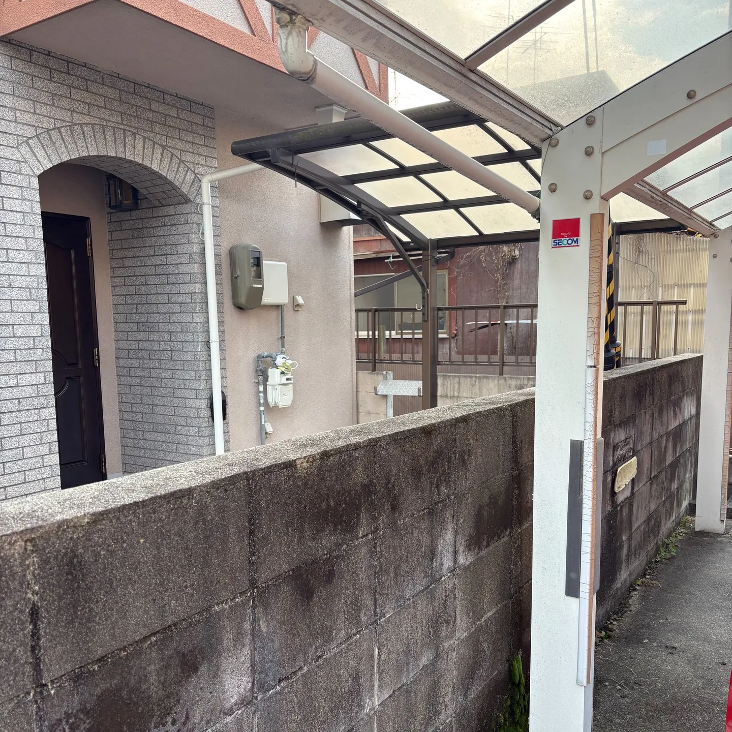 カーポートの雨樋の補修が無事に完了しました。