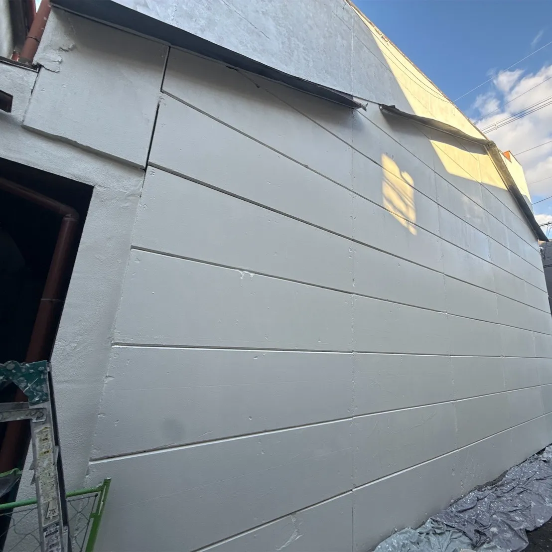 先日、外壁塗装工事を行わせていただきました。