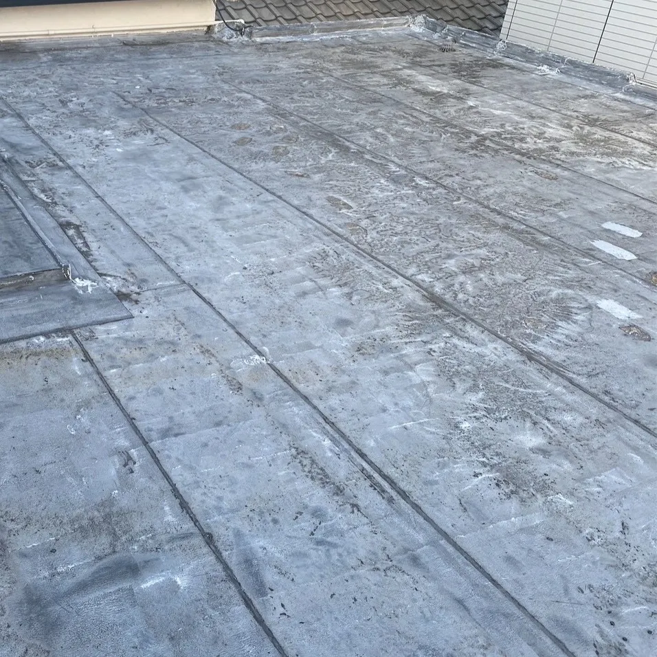 陸屋根のシート防水工事を担当させていただきました。