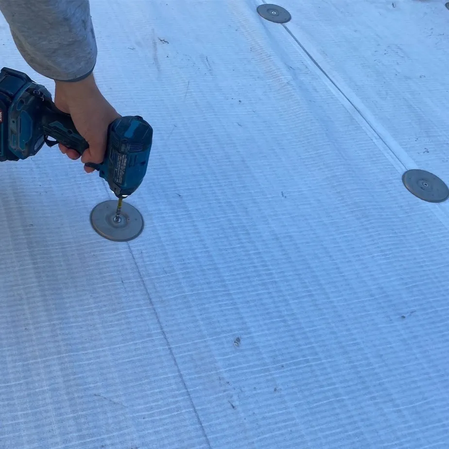 陸屋根のシート防水工事を担当させていただきました。