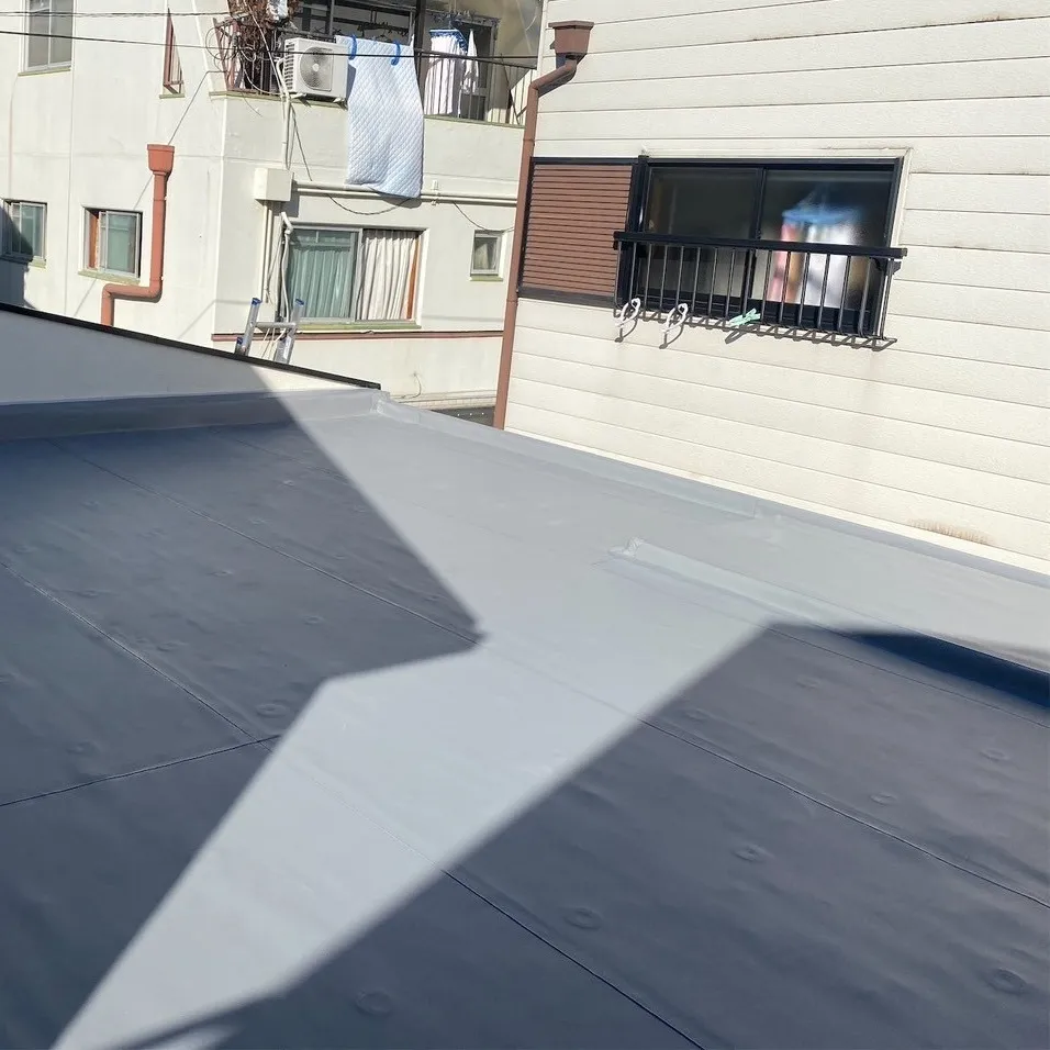 陸屋根のシート防水工事を担当させていただきました。