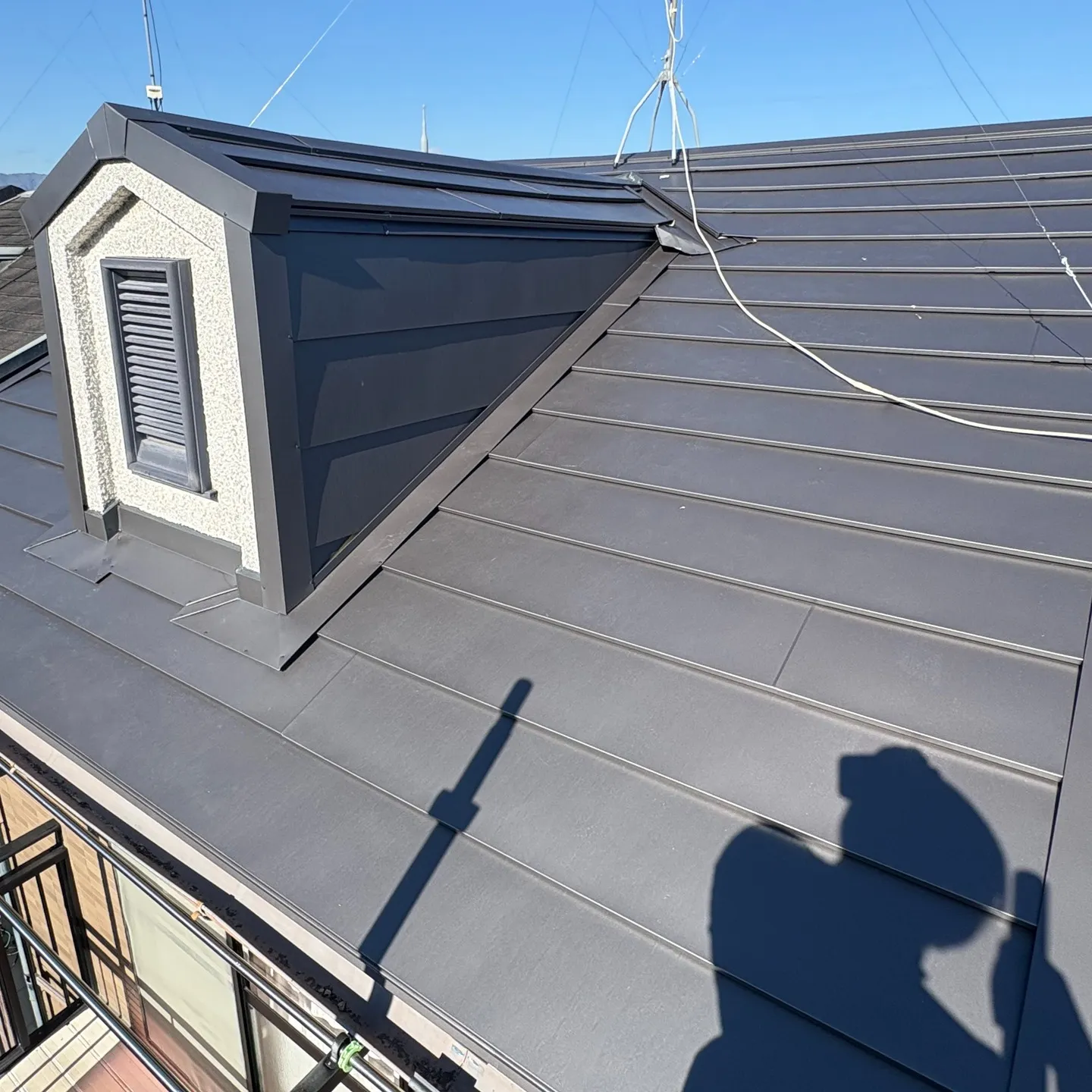 先日、スレート屋根のカバー工事を行わせていただきました。