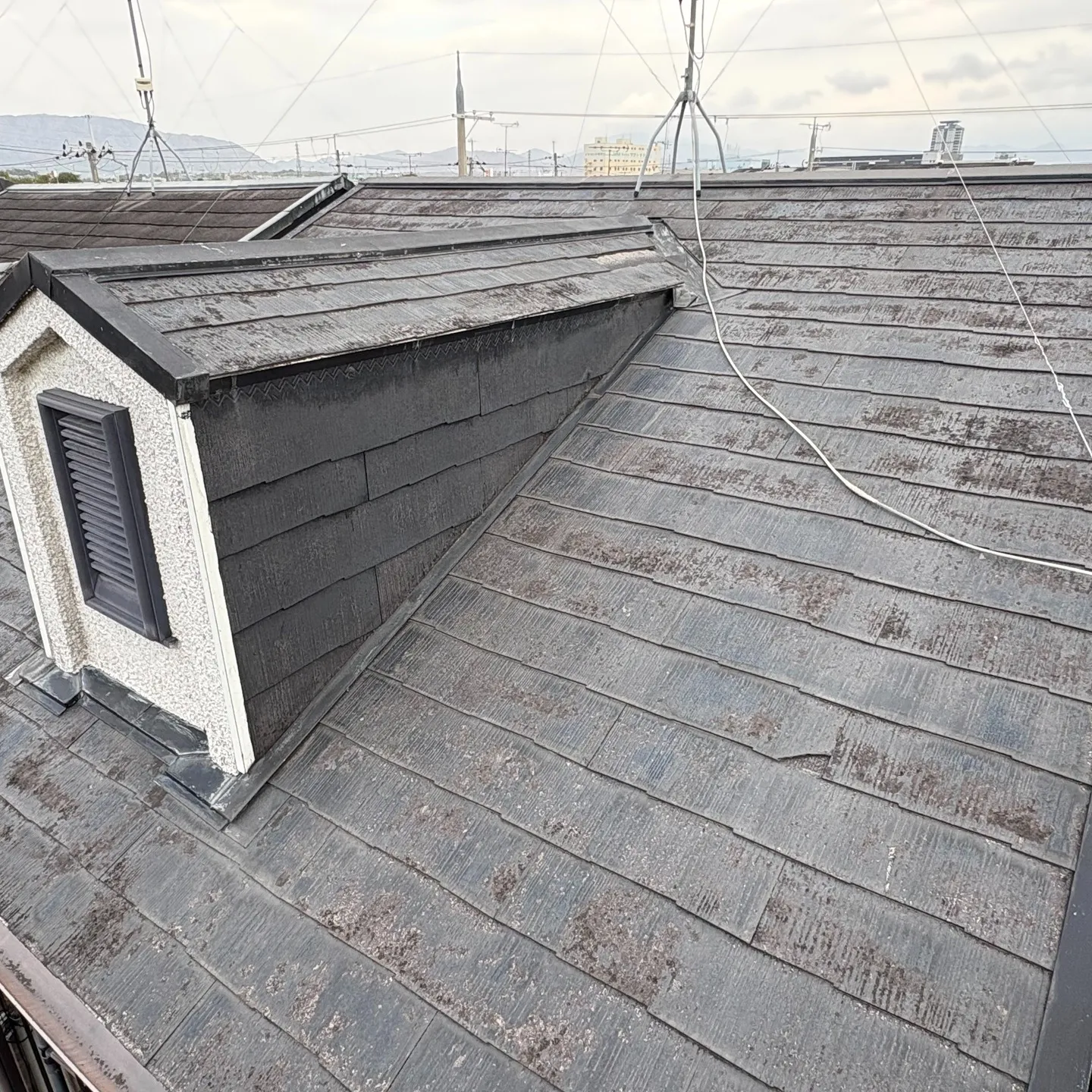 先日、スレート屋根のカバー工事を行わせていただきました。