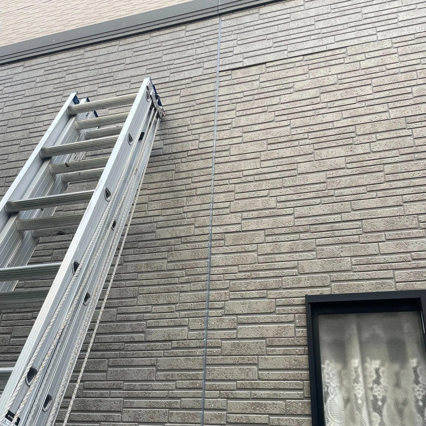 先日、弊社はお客様の大切なお住まいのサイディングのシール補修...