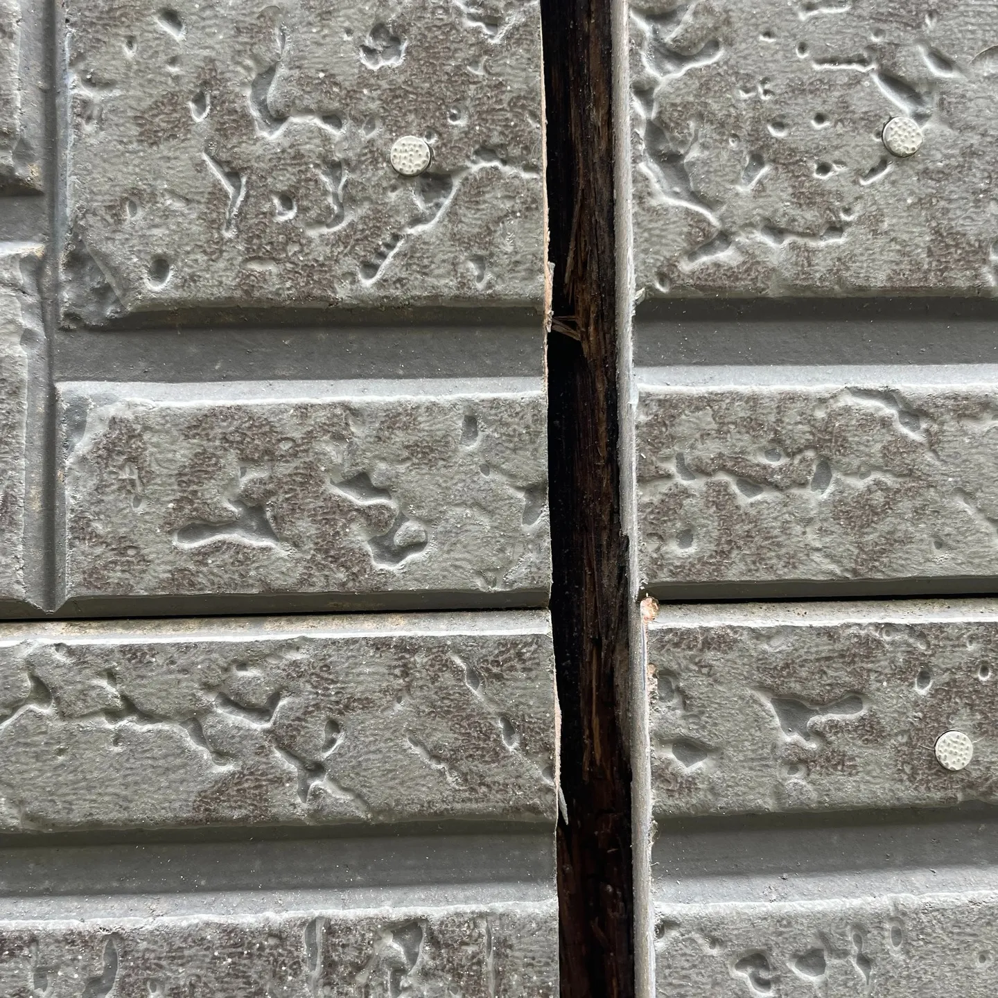 先日、弊社はお客様の大切なお住まいのサイディングのシール補修...