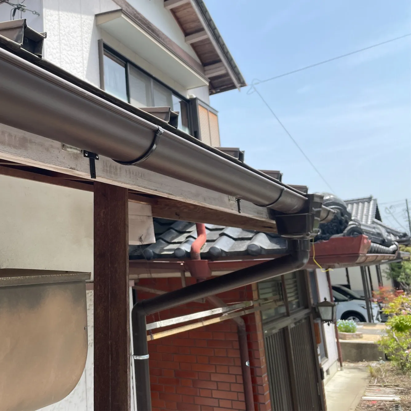 先日、車庫上の雨樋の交換工事をさせていただきました。