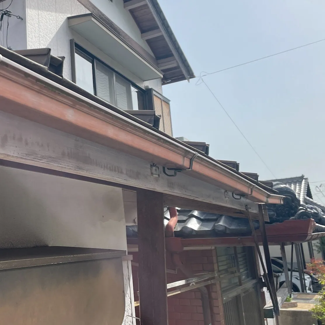 先日、車庫上の雨樋の交換工事をさせていただきました。