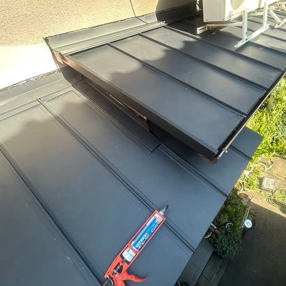 この度、シングル屋根のカバー工事を担当させていただきました。